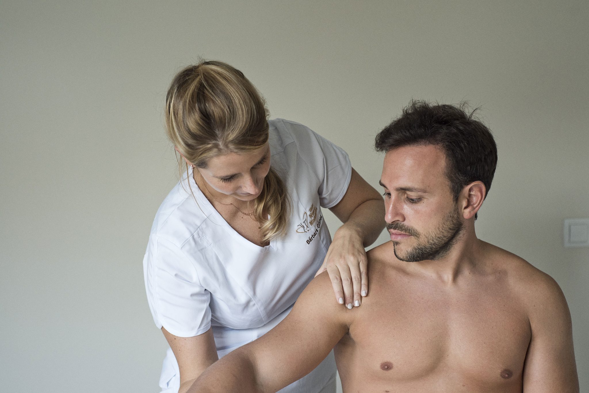 Dolor de Hombro al Levantar el Brazo: Causas, Tratamientos y Ejercicios para Aliviarlo