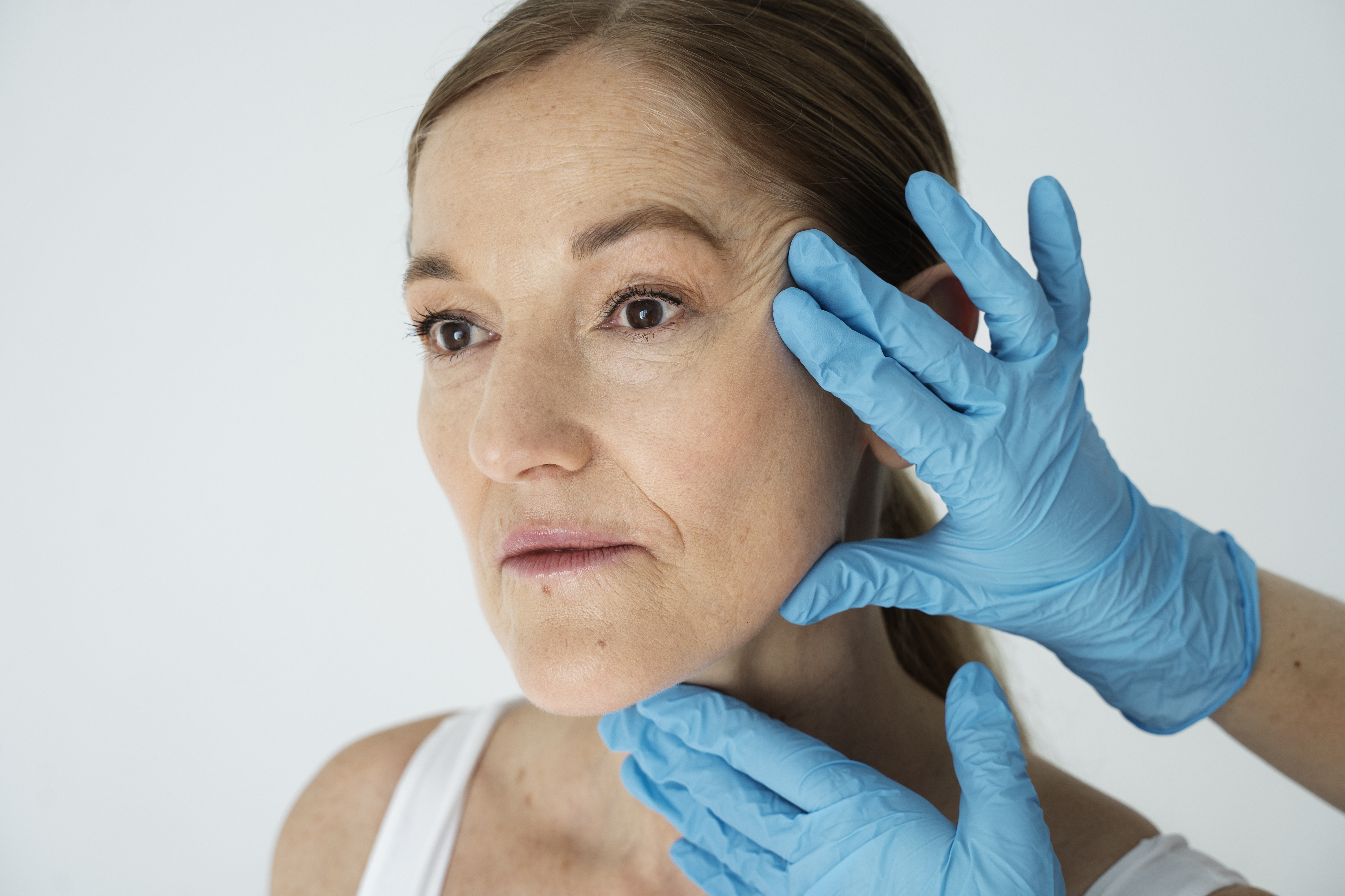 Fisioterapia Aplicada al Rejuvenecimiento Facial: Enfoques y Beneficios